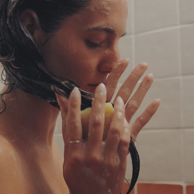 Haar wassen met shampoo haarzeep van BOTMA en van BENNEKOM